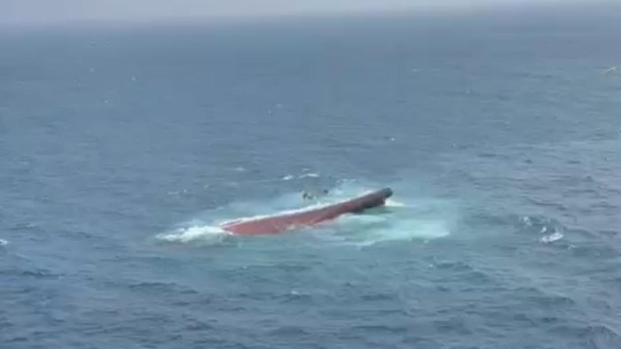 Potret udara Kapal Virgo Transport 8 yang terbalik usai hilang kontak di Laut Jawa. (dok.Basarnas)