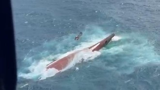 Potret dari Udara Kapal Virgo Transport Terbalik di Laut Jawa