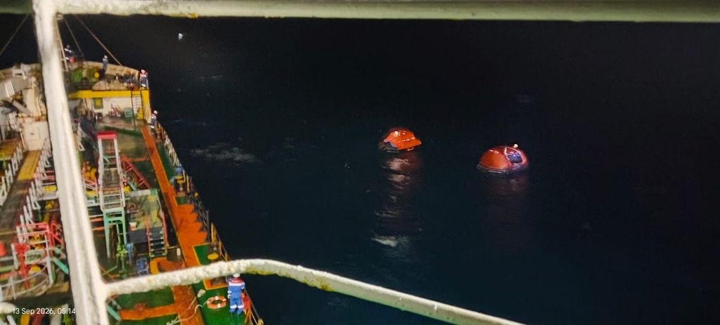PT Pertamina Patra Niaga melalui kapal tanker MT Mauhau turut membantu proses pencarian dan penyelamatan korban KMP Virgo Transport 08 yang dilaporkan tenggelam di perairan Laut Jawa, Minggu (13/9). (Dok. Pertamina)