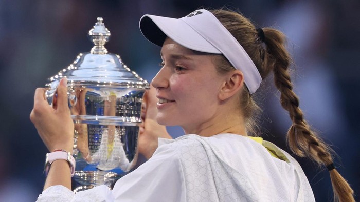 Elena Rybakina mencetak sejarah dengan menjuarai US Open 2026 setelah mengalahkan juara bertahan dua kali, Aryna Sabalenka, pada partai final di USTA Billie Jean King National Tennis Center, Minggu (13/9/2026) pagi WIB. REUTERS