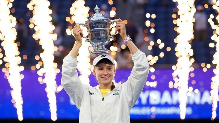 Elena Rybakina mencetak sejarah dengan menjuarai US Open 2026 setelah mengalahkan juara bertahan dua kali, Aryna Sabalenka, pada partai final di USTA Billie Jean King National Tennis Center, Minggu (13/9/2026) pagi WIB. REUTERS