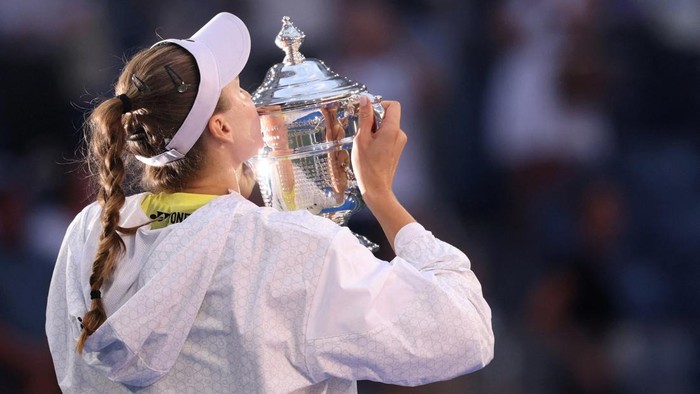 Elena Rybakina mencetak sejarah dengan menjuarai US Open 2026 setelah mengalahkan juara bertahan dua kali, Aryna Sabalenka, pada partai final di USTA Billie Jean King National Tennis Center, Minggu (13/9/2026) pagi WIB. REUTERS