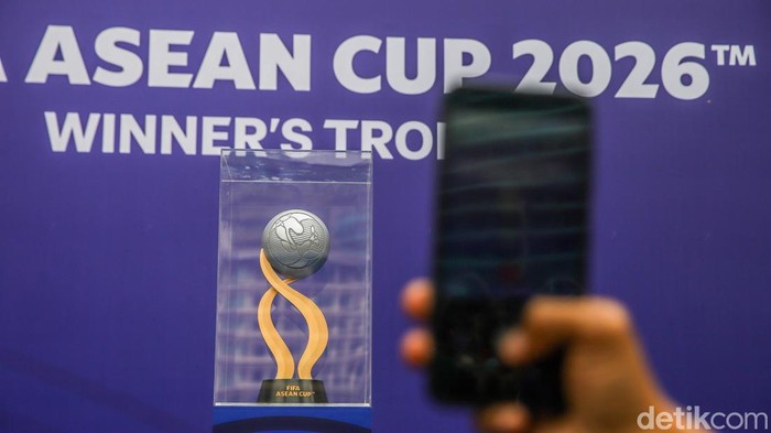 Semangat sepak bola ASEAN menggema di kawasan Car Free Day (CFD) Bundaran HI, Jakarta Pusat, Minggu (13/9/2026). Suasana tersebut hadir melalui acara pengenalan FIFA ASEAN Cup 2026 kepada masyarakat.