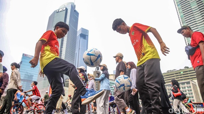 Semangat sepak bola ASEAN menggema di kawasan Car Free Day (CFD) Bundaran HI, Jakarta Pusat, Minggu (13/9/2026). Suasana tersebut hadir melalui acara pengenalan FIFA ASEAN Cup 2026 kepada masyarakat.