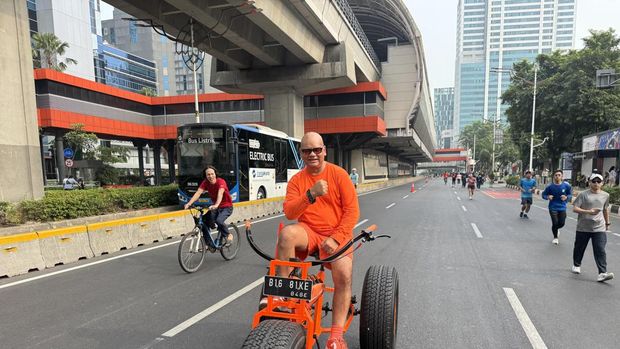 Sepeda raksasa jadi sasaran foto warga di CFD Rasuna Said (Adhfar/detikcom)