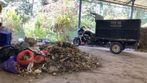 Sisa tumpukan sampah organik yang belum dipilah dan bercampur dengan residu di TPS3R Bhuana Asri, Desa Selat, Klungkung, Bali, Minggu (13/9/2026). (Fatih Kudus Jaelani/detikBali)