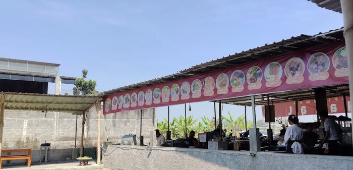 Suasana dan menu warung Mie&Babi Tepi Sawah di Sukoharjo