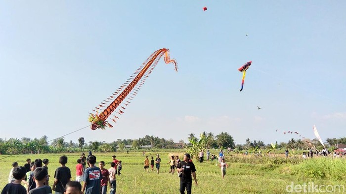 Suasana festival layang-layang yang berlangsung di Dusun Namengan, Desa Paremono, Kecamatan Mungkid, Kabupaten Magelang, Minggu (13/9/2026).