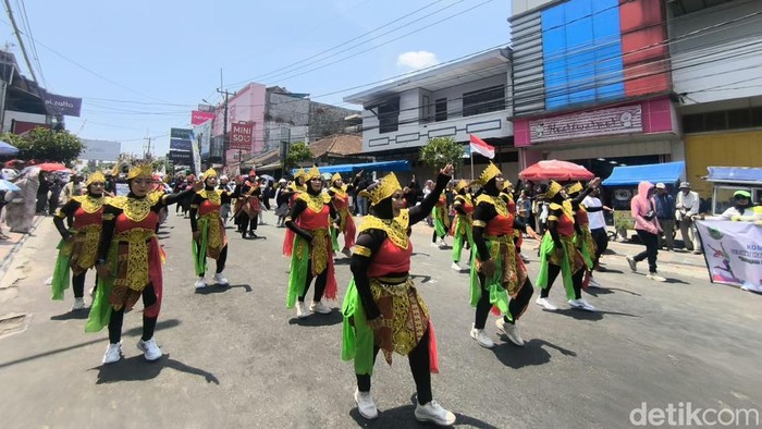 Suasana karnaval napak tilas Kabupaten Kuningan
