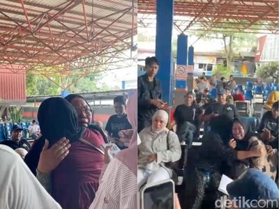 Suasana Pelabuhan Trisakti Menunggu Kedatangan Korban Kapal Virgo