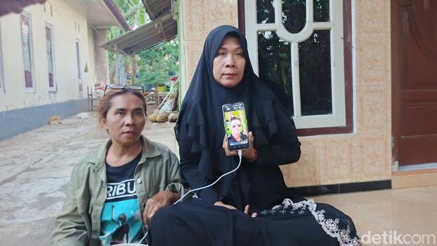 Suraya menunjukkan foto suaminya saat ditemui di rumahnya di Desa Cupel, Kecamatan Negara, Jembrana, Bali, Minggu (13/9/2026). (Foto: Putu Adi Budiastrawan/detikBali) Suraya menunjukkan foto suaminya saat ditemui di rumahnya di Desa Cupel, Kecamatan Negara, Jembrana, Bali, Minggu (13/9/2026). (Foto: Putu Adi Budiastrawan/detikBali)