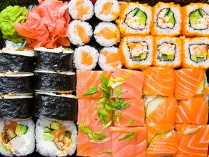 Suka Makan Sushi dan Seafood Mentah? Ini Manfaat dan Risikonya