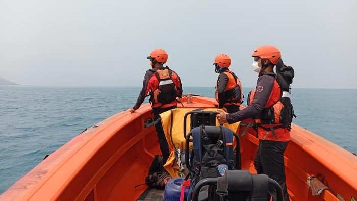 Tim SAR melakukan pencarian terhadap jurnalis yang hilang di Selat Sunda