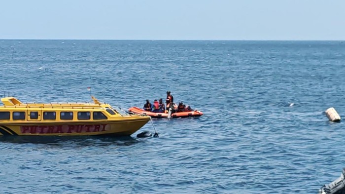 Tim SAR mencari 1 korban longboat di perairan Ternate, Maluku Utara.