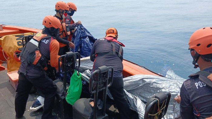 Tim SAR menemukan terpal dan galon saat melakukan pencarian lima jurnalis yang hilang di Selat Sunda