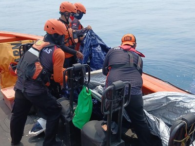 Video: Temuan Terpal-Galon di Pencarian 5 Jurnalis Hilang di Selat Sunda