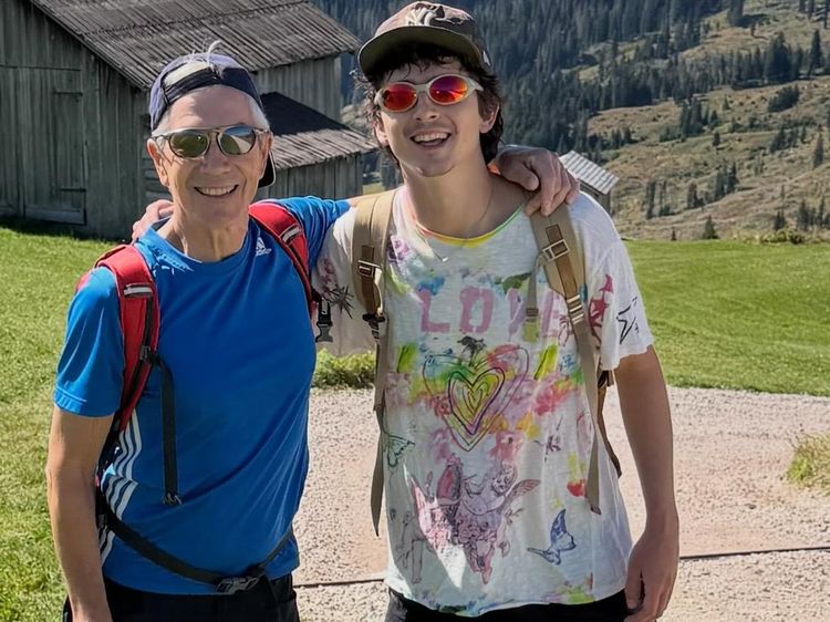 Seru! Timothee Chalamet Ajak Ayah Hiking ke Pegunungan Dolomites Italia