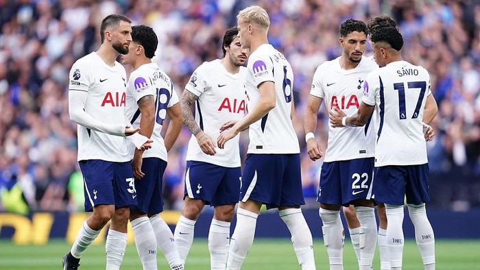 Tottenham players wait ahead of kick-off during the Premier League match between Tottenham Hotspur and Everton at Tottenham Hotspur Stadium in London, United Kingdom, on September 12, 2026. (Photo by Harvey Murphy/News Images/NurPhoto via Getty Image