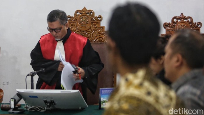 Hakim Pengadilan Negeri Jakarta Selatan kembali menolak permohonan praperadilan yang diajukan mantan Wakil Kepala Badan Gizi Nasional (BGN) Lodewyk Pusung, Senin (14/9/2026). Penolakan tersebut menjadi kali ketiga gugatan praperadilan Lodewyk kandas.