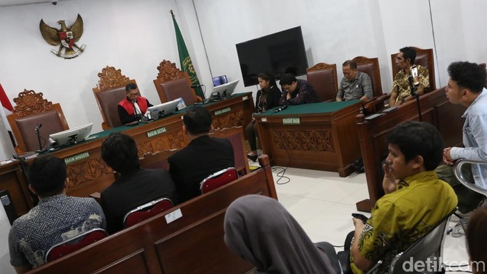 Hakim Pengadilan Negeri Jakarta Selatan kembali menolak permohonan praperadilan yang diajukan mantan Wakil Kepala Badan Gizi Nasional (BGN) Lodewyk Pusung, Senin (14/9/2026). Penolakan tersebut menjadi kali ketiga gugatan praperadilan Lodewyk kandas.