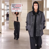 CEO New York Fashion Week Serang Aktivis PETA saat Peragaan Berlangsung