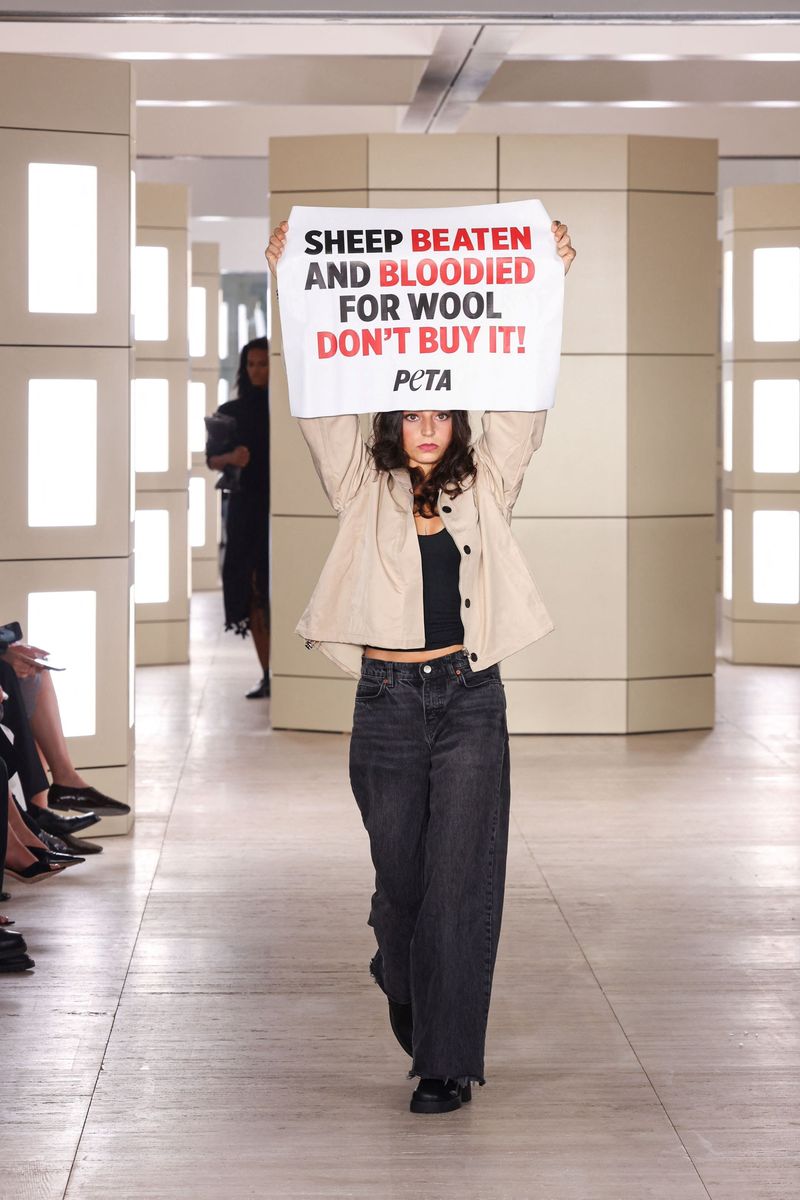 Aksi PETA di COS New York Fashion Week A protester holds a sign on the runway during the Cos Spring Summer 2027 collection show during New York Fashion Week in Manhattan, New York City, U.S., September 13, 2026. REUTERS/Caitlin Ochs