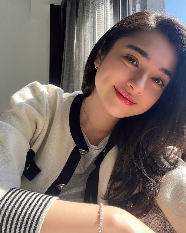 Amanda Rigby jadi sorotan usai kabar rencana pernikahannya dengan Andre Taulany beredar di media sosial. Kabar pengajuan pernikahan tersebut juga telah dibenarkan oleh KUA Kebayoran. Foto: Instagram/@amandarigby6