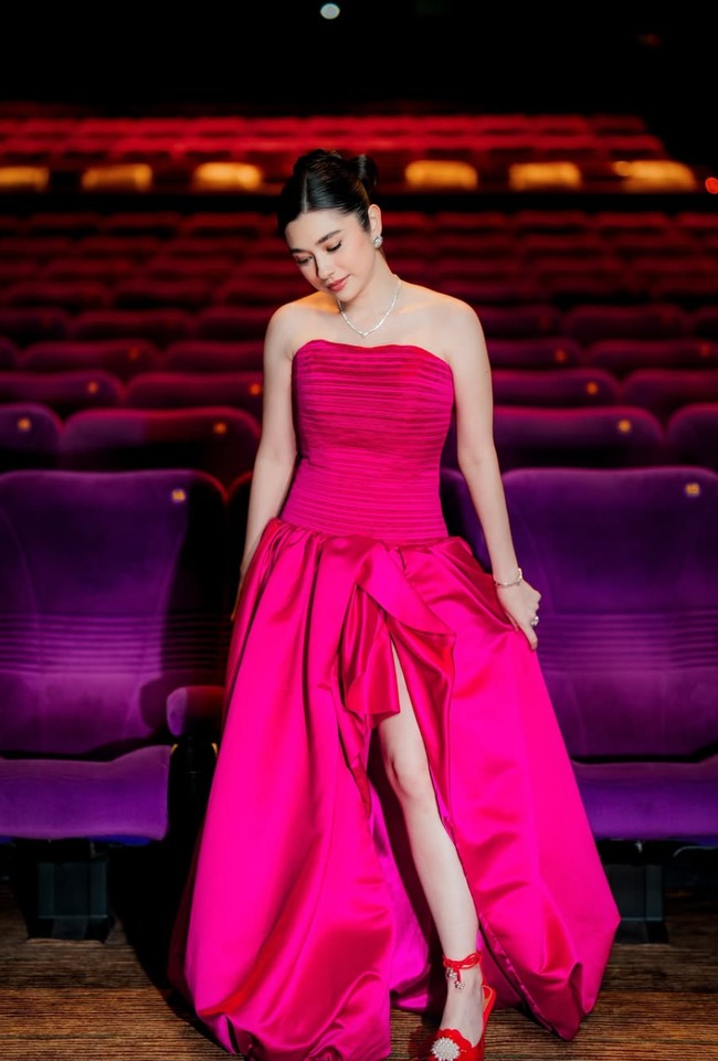 Memiliki paras cantik, pesona Amanda kerap curii atensi. Seperti momen saat dirinya tampil anggun dan feminin kenakan gaun pink saat menghadiri premier film Yakin Nikah. Foto: Instagram/@amandarigby6