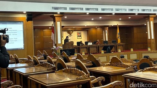 Anggota Fraksi Demokrat-NasDem DPRD Bali, I Gede Ghumi Asvatham saat menyampaikan pandangan umum pada rapat paripurna DPRD Bali, Senin (14/9/2026).