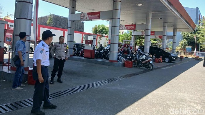 Antrean di SPBU Jalan Hertasning Makassar melandai imbas aturan ganjil genap.
