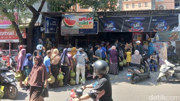 Antrean pembelian tabung elpiji 3 kg di Kecamatan Panakkukang, Kota Makassar.