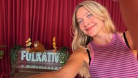 Astrid S juga sempat berkunjung ke salah satu kreator. Ia selfie sambil full senyum. (Foto: dok Instagram astridsofficial)