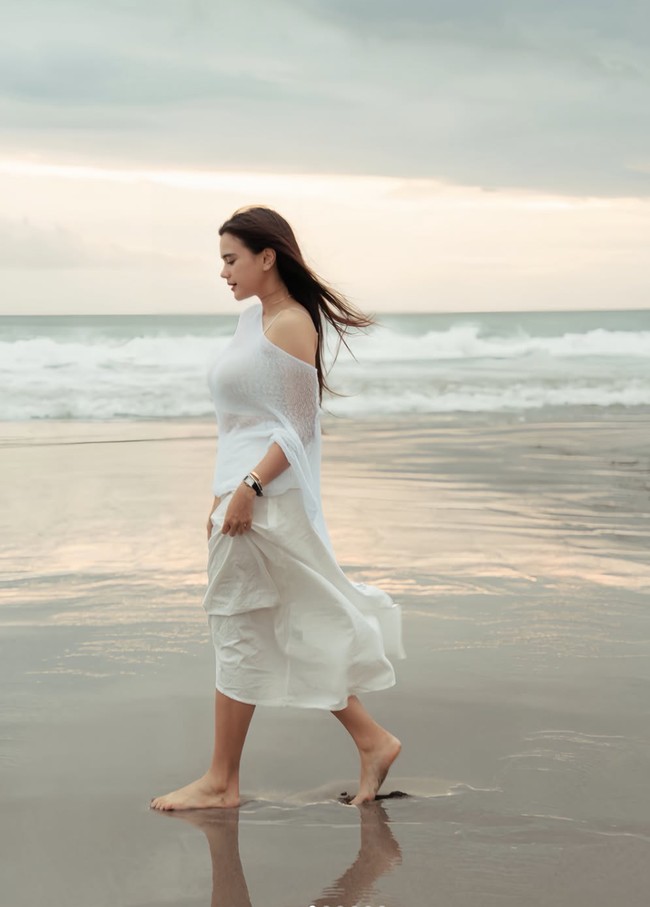 Audi Marissa kembali jadi sorotan melalui unggahannya di akun Instagram. Dalam beberapa foto yang dibagikan sekaligus, terlihat Audi yang berpose di tepi pantai. Foto: Instagram/@audimarissa