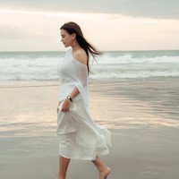 Audi Marissa kembali jadi sorotan melalui unggahannya di akun Instagram. Dalam beberapa foto yang dibagikan sekaligus, terlihat Audi yang berpose di tepi pantai. Foto: Instagram/@audimarissa
