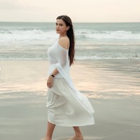 Gaya Audi Marissa Pemotretan di Pantai Bali Usai Gugat Cerai, Serba Putih
