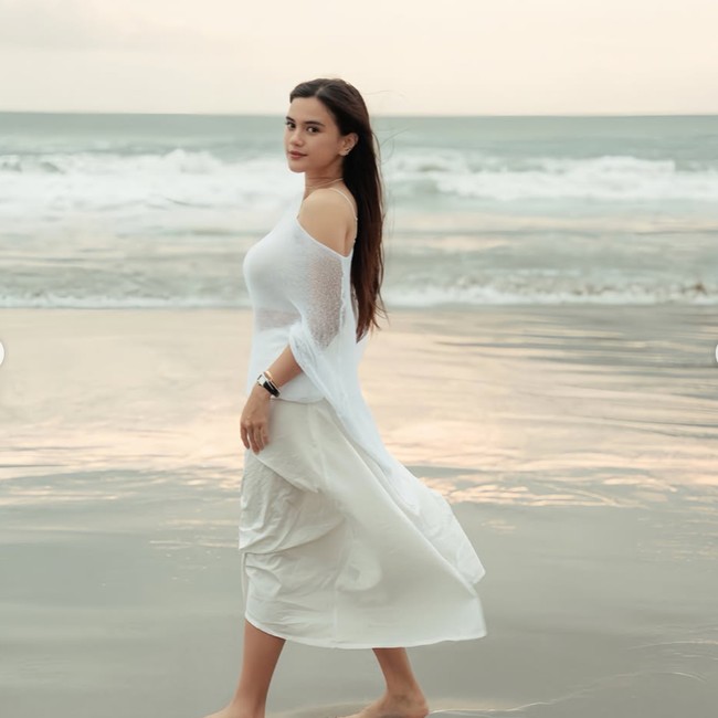 Gaya Audi Marissa Pemotretan di Pantai Bali Usai Gugat Cerai, Serba Putih