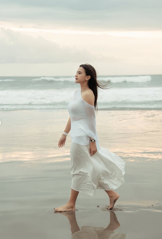 Tampil santai, wajahnya pun tampak natural dengan riasan tipis yang fresh. Ibu satu anak itu juga terlihat hanya mengenakan aksesori minimalis, seperti gelang, anting, kalung, dan jam tangan. Foto: Instagram/@audimarissa