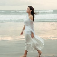 Tampil santai, wajahnya pun tampak natural dengan riasan tipis yang fresh. Ibu satu anak itu juga terlihat hanya mengenakan aksesori minimalis, seperti gelang, anting, kalung, dan jam tangan. Foto: Instagram/@audimarissa