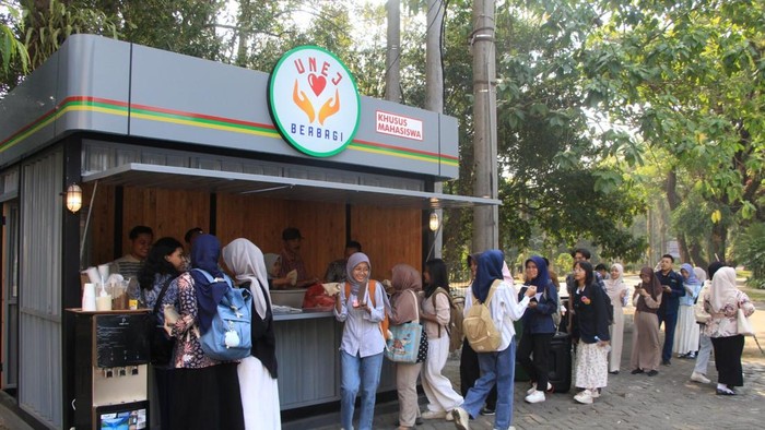 Bagi-bagi sarapan gratis di Unej