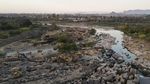 Bak Negeri Batu, Dasar Sungai Jeneberang Jadi Wisata Dadakan Saat Kemarau