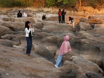Bak Negeri Batu, Dasar Sungai Jeneberang Jadi Wisata Dadakan Saat Kemarau