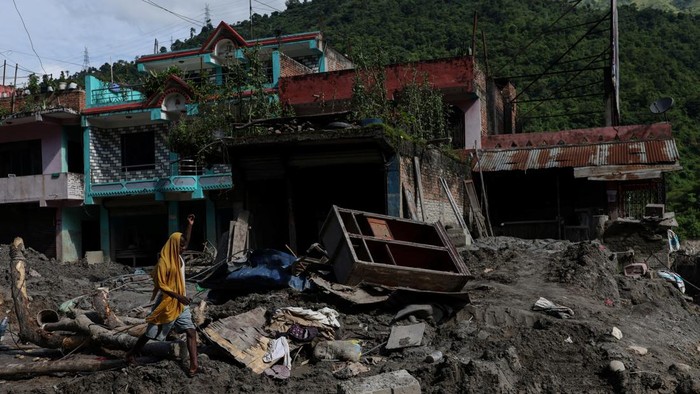 Banjir bandang dan tanah longsor melanda sejumlah wilayah di Nepal, Senin (14/9/2026). Bencana tersebut meninggalkan kerusakan dan timbunan lumpur di kawasan permukiman warga. REUTERS/Tyrone Siu