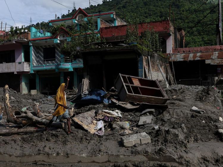 Banjir Bandang dan Longsor Tutupi Permukiman Nepal dengan Lumpur