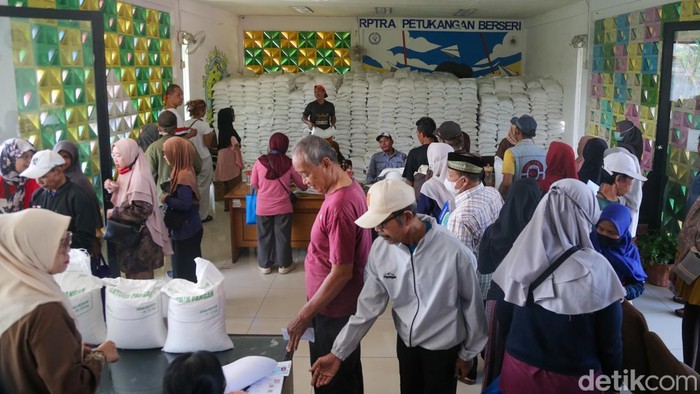 Bantuan Pangan Beras Berlanjut hingga Desember 2026 Warga menerima support pangan berupa beras di RPTRA Petukangan Berseri, Jakarta, Senin (14/9/2026). Program tersebut dipastikan tetap melangkah hingga Desember 2026.