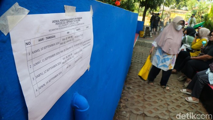 Bantuan Pangan Beras Berlanjut hingga Desember 2026 Warga menerima support pangan berupa beras di RPTRA Petukangan Berseri, Jakarta, Senin (14/9/2026). Program tersebut dipastikan tetap melangkah hingga Desember 2026.