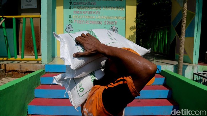 Bantuan Pangan Beras Berlanjut hingga Desember 2026 Warga menerima support pangan berupa beras di RPTRA Petukangan Berseri, Jakarta, Senin (14/9/2026). Program tersebut dipastikan tetap melangkah hingga Desember 2026.