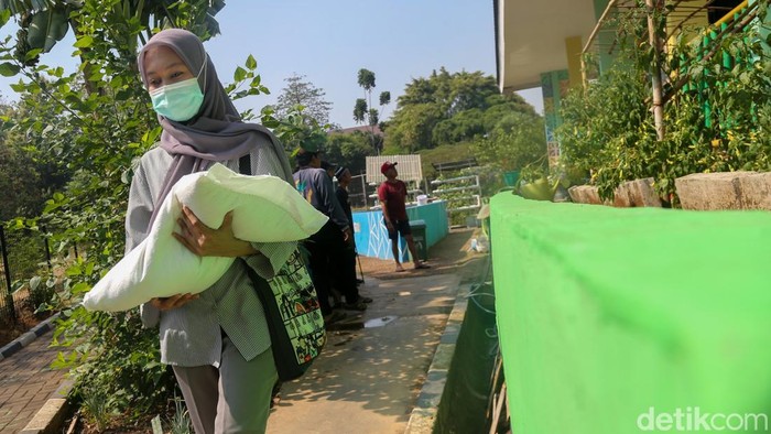 Bantuan Pangan Beras Berlanjut hingga Desember 2026 Warga menerima support pangan berupa beras di RPTRA Petukangan Berseri, Jakarta, Senin (14/9/2026). Program tersebut dipastikan tetap melangkah hingga Desember 2026.