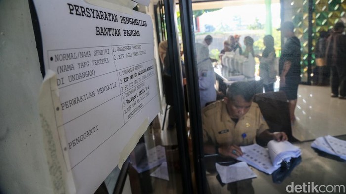 Bantuan Pangan Beras Berlanjut hingga Desember 2026 Warga menerima support pangan berupa beras di RPTRA Petukangan Berseri, Jakarta, Senin (14/9/2026). Program tersebut dipastikan tetap melangkah hingga Desember 2026.