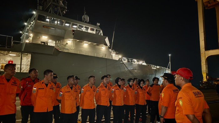 Basarnas Makassar mengerahkan KN SAR Kamajaya untuk mendukung operasi pencarian korban tenggelamnya KMP Virgo Transport 8 di perairan Laut Jawa.