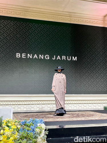 Benang Jarum meluncurkan Monogram Abaya Collection perdana berdesain mewah dengan aksen embellishment, cocok untuk busana umrah maupun acara formal. Benang Jarum meluncurkan Monogram Abaya Collection perdana berdesain mewah dengan aksen embellishment, cocok untuk busana umrah maupun acara formal.